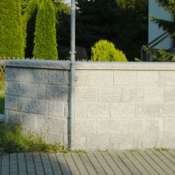 Granitmauer, abgewinkelt