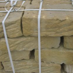 Mauersteine Sandstein, gespalten, gelblich - grau