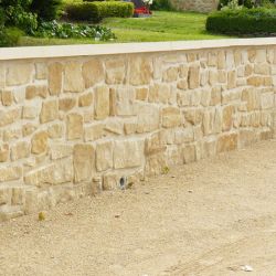 Bruchsteine mit Sandstein- abdeckung ( zwei - schalig gemauert)